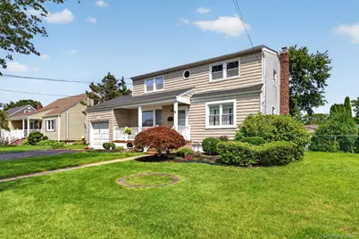 88 Crestwood Boulevard, Farmingdale, NY 11735 - Photo 3