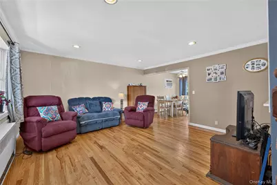 88 Crestwood Boulevard, Farmingdale, NY 11735 - Photo 5