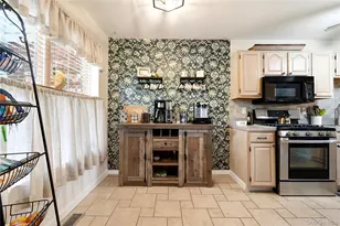 21 Broadlawn Dr, Central Islip, NY 11722 - Photo 11