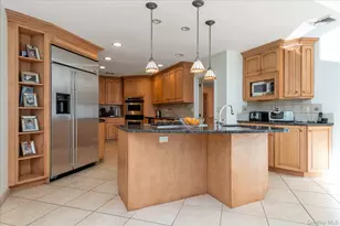 200 Hummingbird Dr, East Hills, NY 11576 - Photo 11