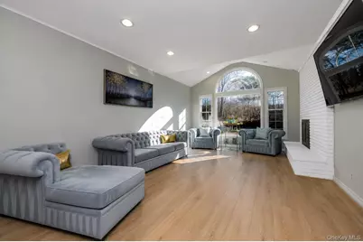 200 Hummingbird Drive, East Hills, NY 11576 - Photo 9