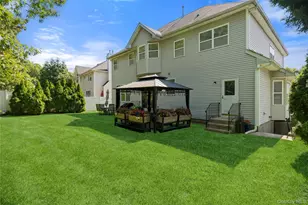 48 Peachtree Ct, Holtsville, NY 11742 - Photo 37