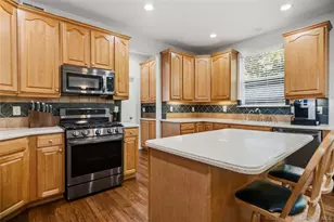 48 Peachtree Ct, Holtsville, NY 11742 - Photo 9