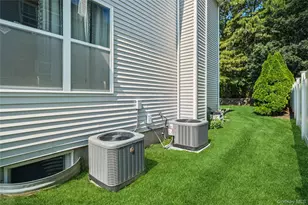 48 Peachtree Ct, Holtsville, NY 11742 - Photo 35