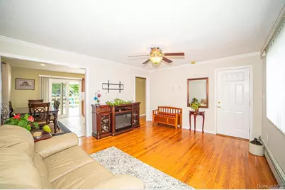 184 S Strong Avenue, Lindenhurst, NY 11757 - Photo 3