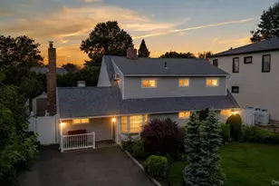 34 Hedge Ln, Westbury, NY 11590 - Photo 31