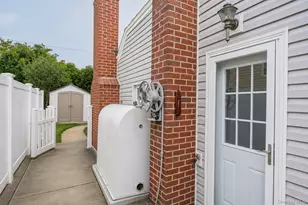 34 Hedge Ln, Westbury, NY 11590 - Photo 27