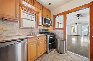 31 Martha St, Freeport, NY 11520 - Photo 7