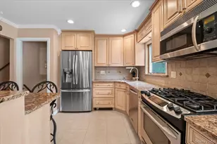 38 Briarwood Ln, Plainview, NY 11803 - Photo 9