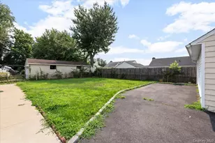 4 Cecil Pl, Hicksville, NY 11801 - Photo 27