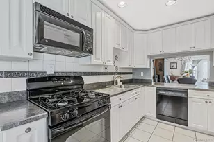 11 Broadlawn Dr, Central Islip, NY 11722 - Photo 5
