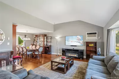542 N Suffolk Avenue, Massapequa, NY 11758 - Photo 5