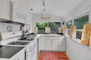 10 Mineola Ct, Hampton Bays, NY 11946 - Photo 5