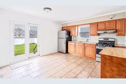 13 Maple Drive, Lindenhurst, NY 11757 - Photo 9