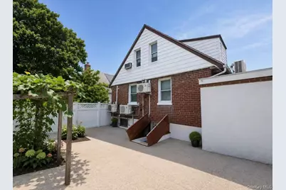 4320 Utopia Parkway, Flushing, NY 11358 - Photo 13