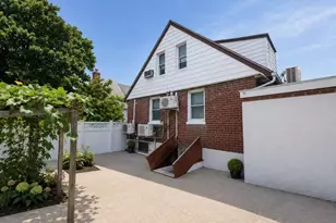 43-20 Utopia Pkwy, Flushing, NY 11358 - Photo 13