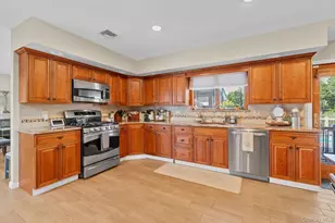 3290 Parkway Dr, Baldwin, NY 11510 - Photo 9