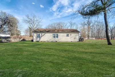 72 Locust Avenue, Oakdale, NY 11769 - Photo 5