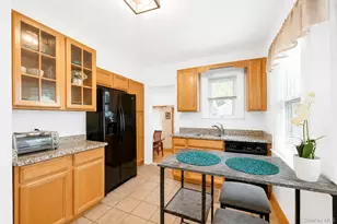139 N 11th St, New Hyde Park, NY 11040 - Photo 9