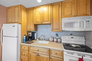 28 Book Ln, Levittown, NY 11756 - Photo 3