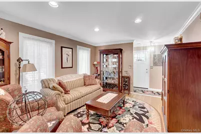 11 Clubhouse Court, Woodbury, NY 11797 - Photo 9