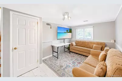 7 Primrose Avenue, Hicksville, NY 11801 - Photo 31