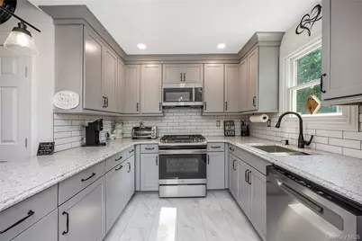 10 Larkin Street, Farmingdale, NY 11735 - Photo 9