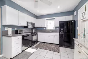 18 Dante Pl, Amityville, NY 11701 - Photo 9
