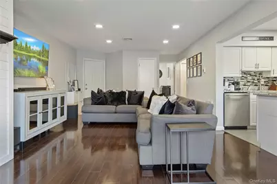 1009 Washington Green, New Windsor, NY 12553 - Photo 5