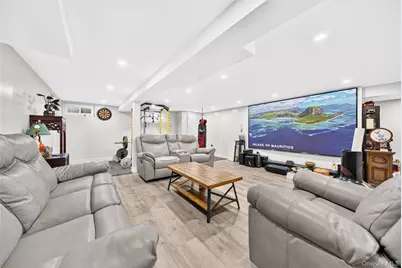 2 Foxhurst Court, Manhasset Hills, NY 11040 - Photo 13