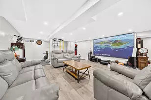 2 Foxhurst Ct, Manhasset Hills, NY 11040 - Photo 13