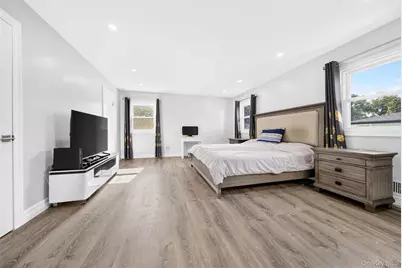 2 Foxhurst Court, Manhasset Hills, NY 11040 - Photo 19