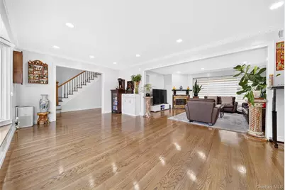 2 Foxhurst Court, Manhasset Hills, NY 11040 - Photo 9