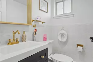 16 Hunt Pl, Bethpage, NY 11714 - Photo 3