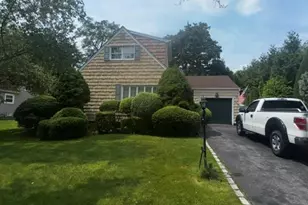 18 W Gaylore Dr, Amityville, NY 11701 - Photo 3