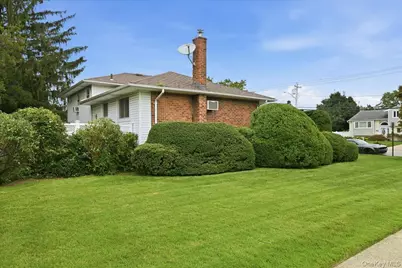 90 Grohmans Lane, Plainview, NY 11803 - Photo 33