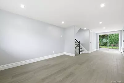 90 Grohmans Lane, Plainview, NY 11803 - Photo 19