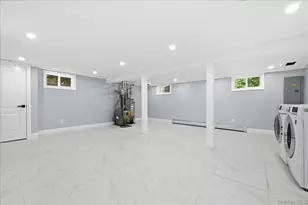 90 Grohmans Ln, Plainview, NY 11803 - Photo 25