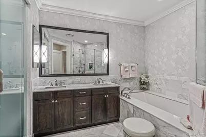 6000 Royal Court #6006, North Hills, NY 11040 - Photo 15