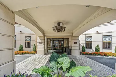 6000 Royal Court #6006, North Hills, NY 11040 - Photo 3