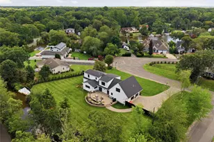 16 Twin River Dr, Oakdale, NY 11769 - Photo 3