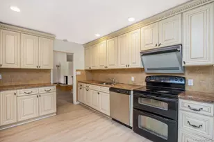 6 Village Dr, Jericho, NY 11753 - Photo 11