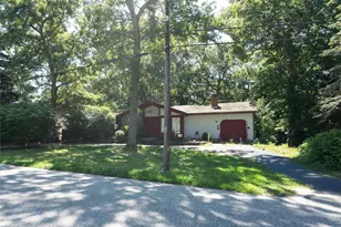6 Loretta Ct, Coram, NY 11727 - Photo 3