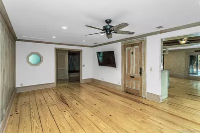 189 Lodge Avenue, Huntington Station, NY 11746 - Photo 15