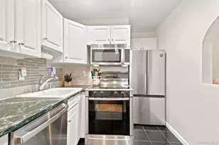 910 Stuart Ave, Mamaroneck, NY 10543 - Photo 7