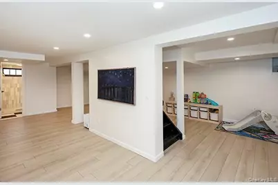 269 N Suffolk Avenue, Massapequa, NY 11758 - Photo 23