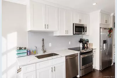 31 Vista Drive N, Manorville, NY 11949 - Photo 7