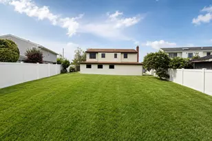 95 W Lake Dr, Lindenhurst, NY 11757 - Photo 35