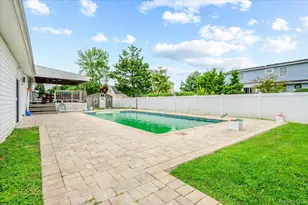 694 Pease Ln, West Islip, NY 11795 - Photo 7