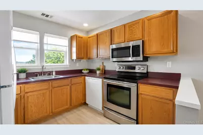 53 Village Circle E #E053, Manorville, NY 11949 - Photo 3